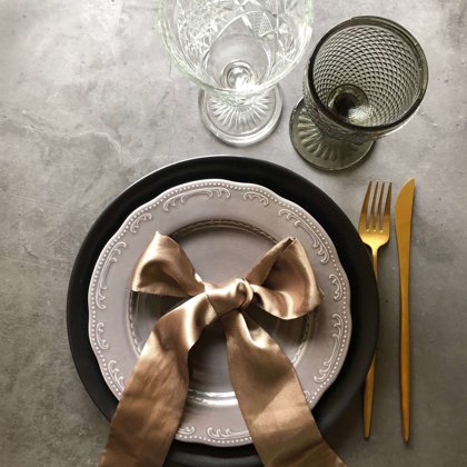 Black story + Calm šķīvji + Sparkle un Soho glāzes + galda piederumi 