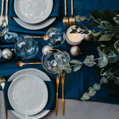 Clouds šķīvji + Zeltīti galda piederumi + Versaille glāzes / Brightly Events 