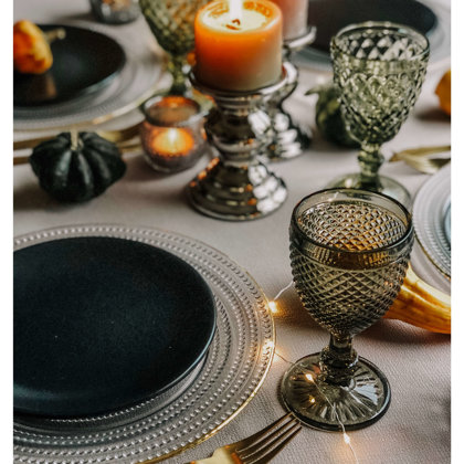 Black story šķīvji + pelēkas glāzes Soho + zaļas glāzes Green