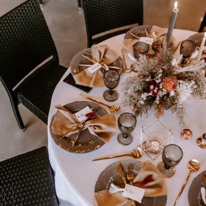 Calm šķīvji + pelēkas glāzes Soho + Zeltīti galda piederumi / Eva Deco 