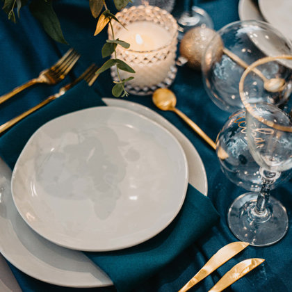 Clouds šķīvji + Zeltīti galda piederumi + Versaille glāzes / Brightly Events