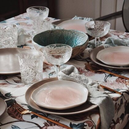 Iris pusdienu šķīvis + Zephyr uzkodu šķīvis + zeltīti galda piederumi + zaļas salvetes