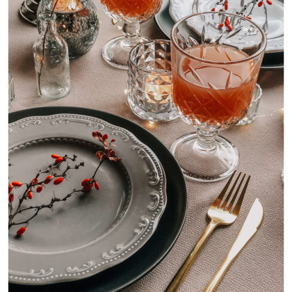 Black story un Calm šķīvji + Zeltīti galda piederumi + Sparkle glāzes 