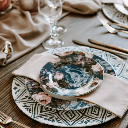 Garden šķīvji + zeltīti galda piederumi / Eva Deko