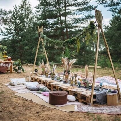 Krāsainas glāzes + zeltīti galda piederumi + pīti paliktņi / @mama_dekor - Sanija