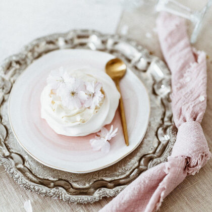 Zephyr uzkodu šķīvis + zeltīta tējkarotīte / Amie Ziedi, Ilze Ose Photography, Delicate Ie