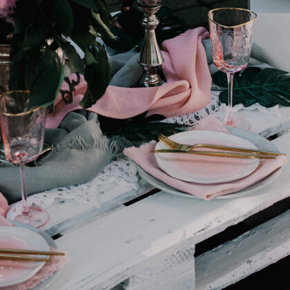 Clouds pusdienu šķīvji + Zephyr uzkodu šķīvji + Blossom glāzes + zeltīti galda piederumi +