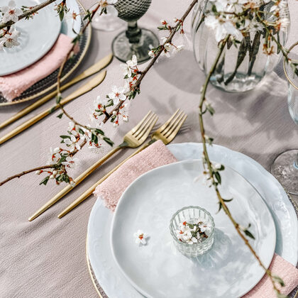 Clouds šķīvji + Soho glāze + zeltīti galda piederumi + rozā salvete