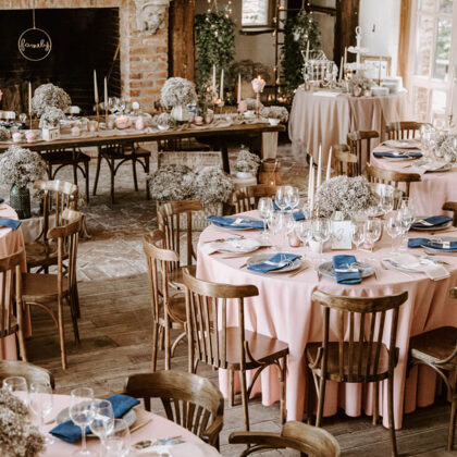 Garden šķīvji + zeltīti galda piederumi / Eva Deko