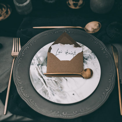 Pelēkie Calm + Forest dreams - galda piederumi + zila salvete + Royal zila glāze / Eva Dek