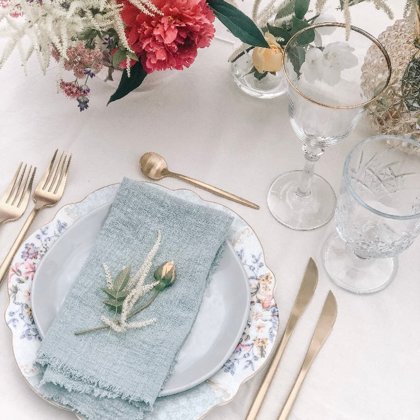 Peony dreams. Flora + Clouds šķīvji + zelta galda piederumi + zaļa salvete + Versaille un 