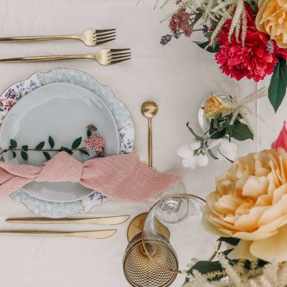 Flora + Clouds šķīvji + galda piederumi + salvete + Versaille un Amber glāzes