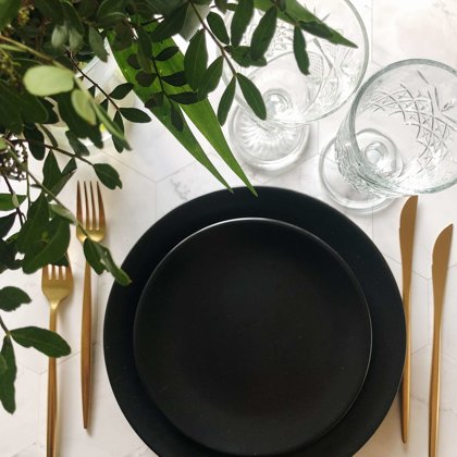 Black Story šķīvji + galda piederumi + Sparkle un Crystal gl;azes