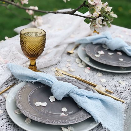 Ābeļziedos! Calm + Clouds šķīvji + galda piederumi + Amber glāze + zila salvete