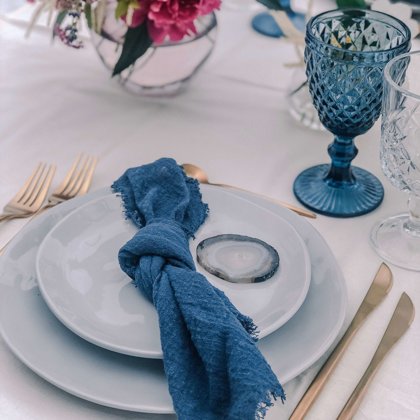 Into the blue! Clouds šķīvju komplekts + galda piederumi + Royal glāze + tumši zila salvet