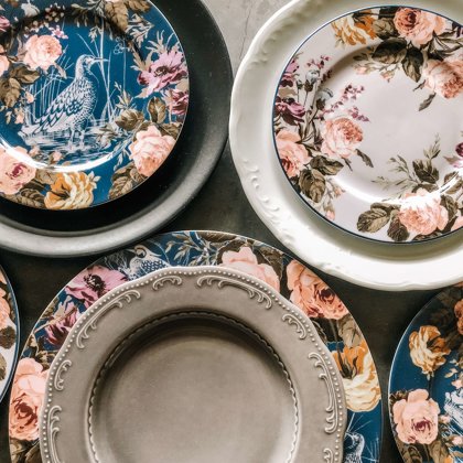 Angļu rožu noskaņa romantiskam galda klājumam