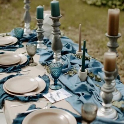 Zilas glāzes galda klājumā