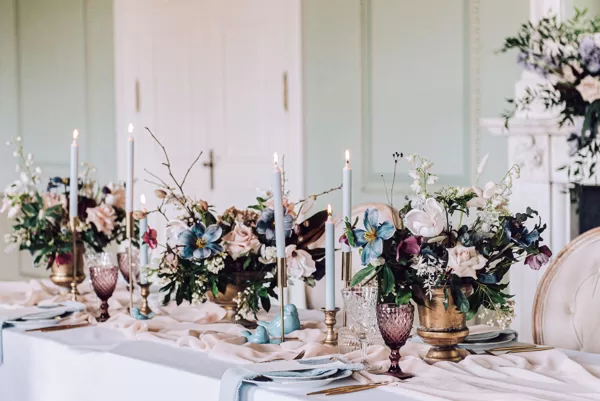 Flora šķīvji + Berry glāze + Sparkle glāze + zeltīti galda piederumi + rozā salvete / Amie