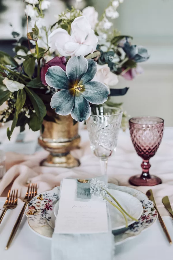 Flora šķīvji+Sparkle un Berry glāzes+Galda piederumi+Salvetes / Amie Ziedi + Ilze Ose Phot